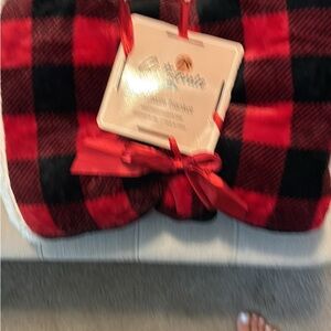 BRAND NEW. Red and Black Plaid Throw Blanket